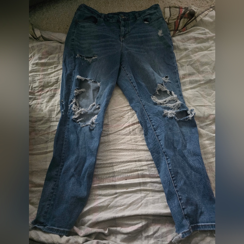 American Eagle Size 14 Short Next Level Stretch Distressed Jeans